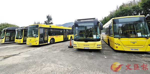 ●巴士現時都停泊在對面的停車場或車廠，部分已經布滿灰塵。 香港文匯報記者  攝