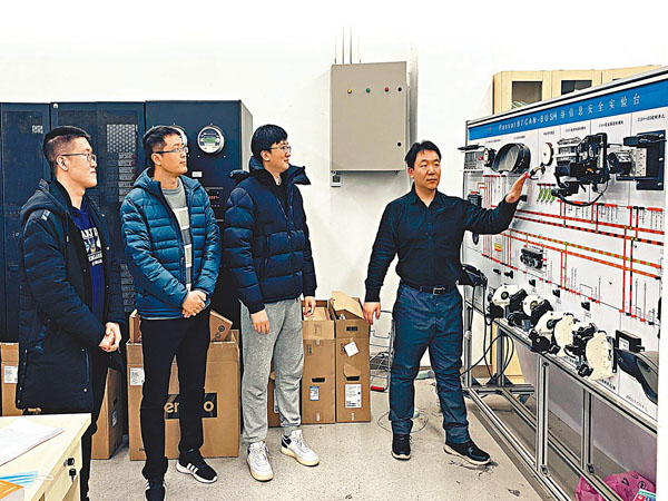 ● 沈超（右）與團隊在實驗室一起探討技術上遇到的問題。 香港文匯報記者李陽波 攝