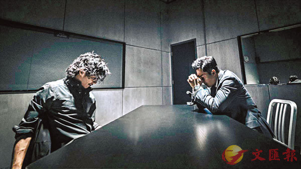 ●戲中子丹和霆鋒在審訊室對峙。