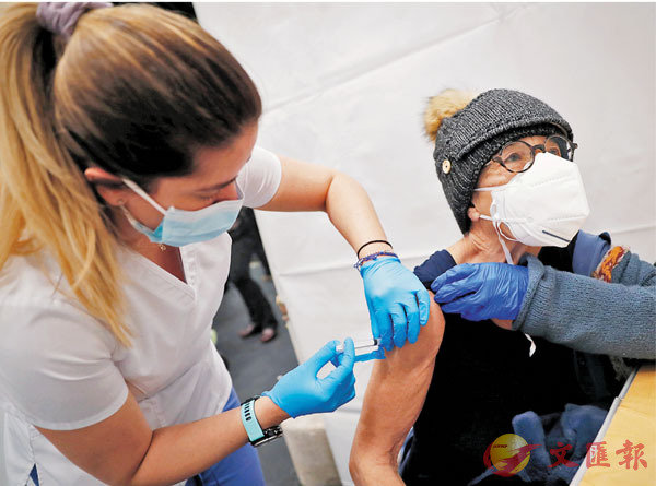 ●紐約一名婦女接種新冠疫苗。 路透社
