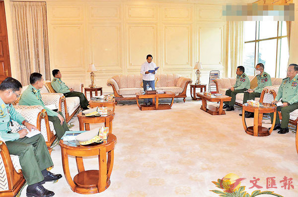●緬甸媒體發布照片，顯示敏瑞（中）與敏昂萊（左三）與其他軍方高層開會。 美聯社