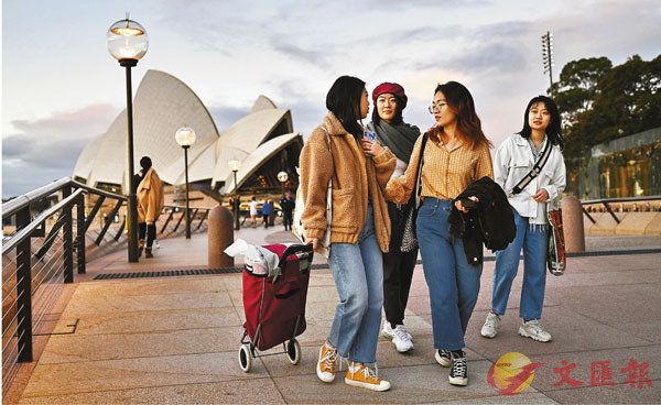 �����J���������ˬF���b�������ꪺ�M���W�����V�ꤺ���k�l�դO��e�u�ġC ��ƹϤ�