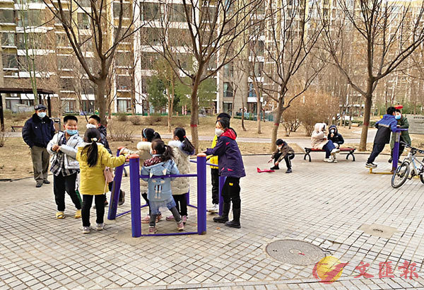 ���ѫʪ��ۮa���A�Ĥl�̦b�p�Ϥ��۱o��֡C �����׳��O���U�j�P  ��