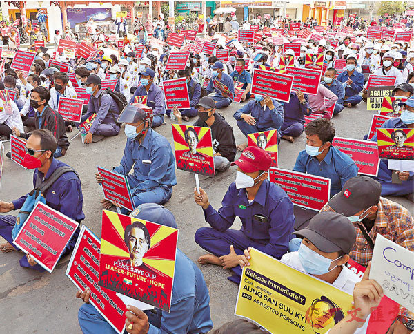 �� �q�l���ȭ��ѻP�}�u�ܫ¡C ���p��