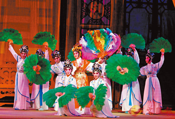 ●天馬菁莪劇團演出《蝶影紅梨記》的歌舞。