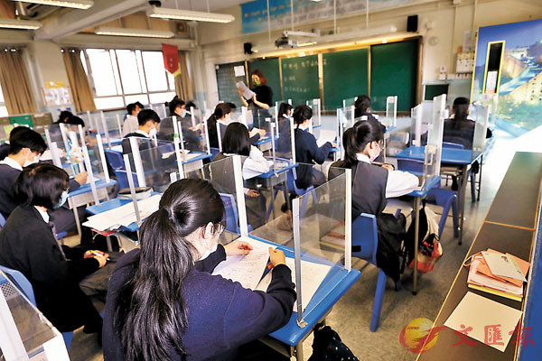 ●每位同學座位都設有透明隔板。 香港文匯報記者  攝
