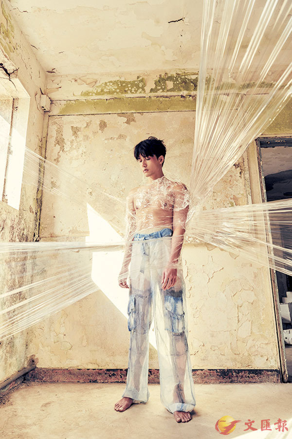 �������y