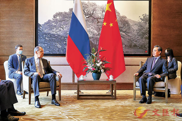 ●王毅表示，中俄雙方可進一步深化疫苗合作，共同反對將疫苗政治化，助力提升疫苗在發展中國家的可及性。 美聯社