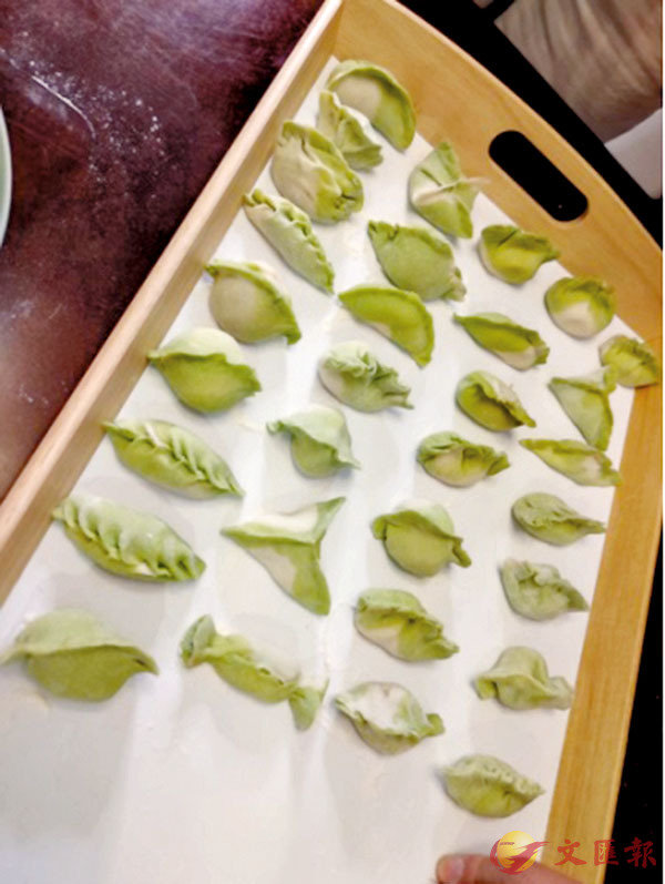 ●王柏榮和北京朋友們一起包餃子。