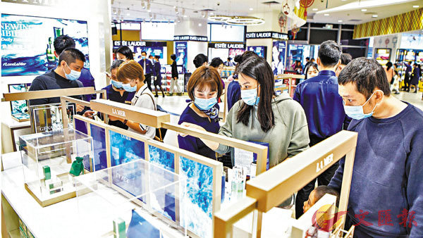 ●消博會免稅政策不會佔用離島免稅的10萬元額度。圖為遊客在逛海口免稅城。 資料圖片