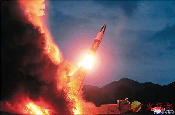 韓方表示朝鮮向東部海域發射短程導彈。圖為朝鮮前年發射短程導彈。 資料圖片