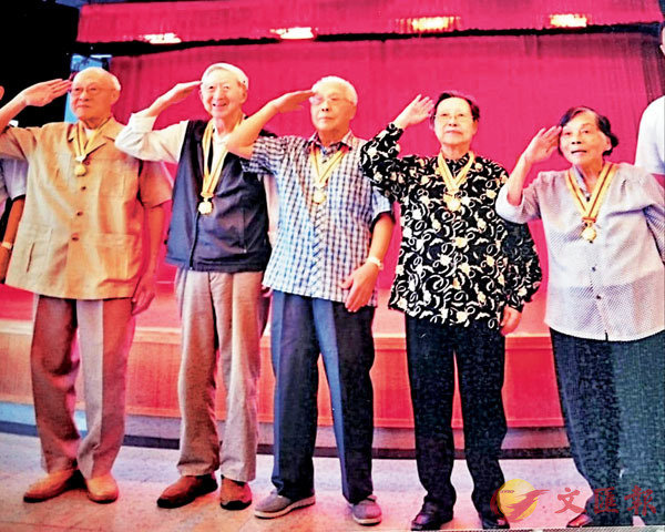 ●東江游擊隊隊員接受抗日紀念章（右一是筆者的姨媽）。 作者供圖