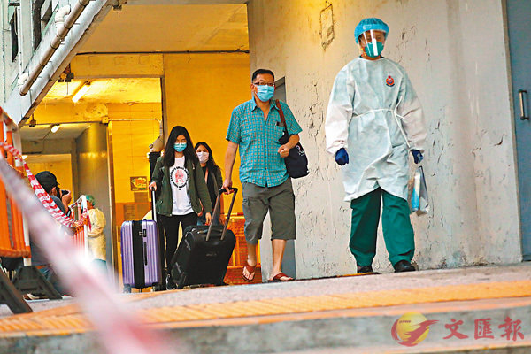 ●屯門友愛�h愛暉樓再增三個坐向住戶須撤離，入住檢疫中心。 香港文匯報記者  攝