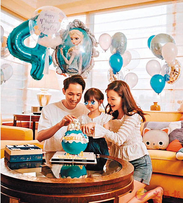 ● 吳若希夫婦替女兒慶祝生日。