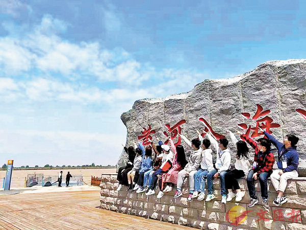 ���ǥͦb���e�J���f�X�ӡC