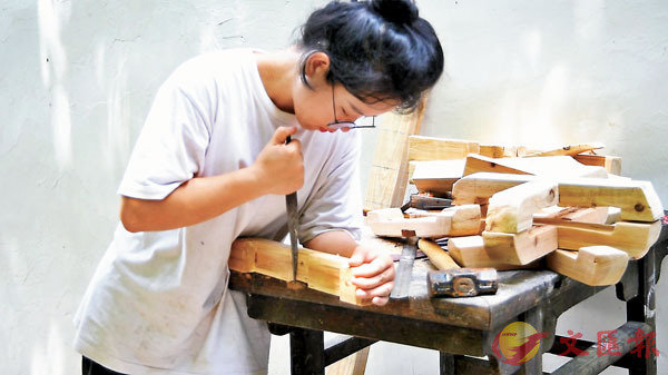 ��Ĭ�M�^����䰵�g�f�c��C  ���X�̨ѹ�