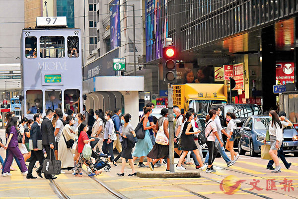 ●香港昨日新增1宗新冠肺炎確診個案，為輸入個案，截至當日香港已連續五日無本地確診個案。圖為香港中環街頭人來人往。 中通社
