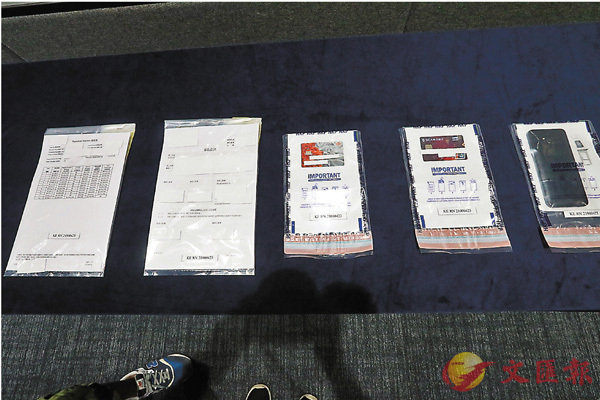 ●警方在電騙記者會上展示檢獲的銀行卡及手提電話等證物。 香港文匯報記者  攝