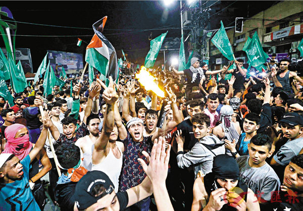 ● 加沙大批居民湧到街上，慶祝停火。 法新社