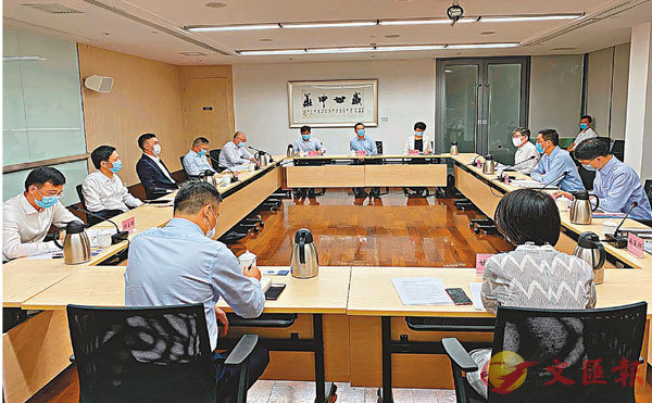 ●楊潤雄與深圳市教育局局長陳秋明會面，就兩地教育的最新發展及合作進行交流。