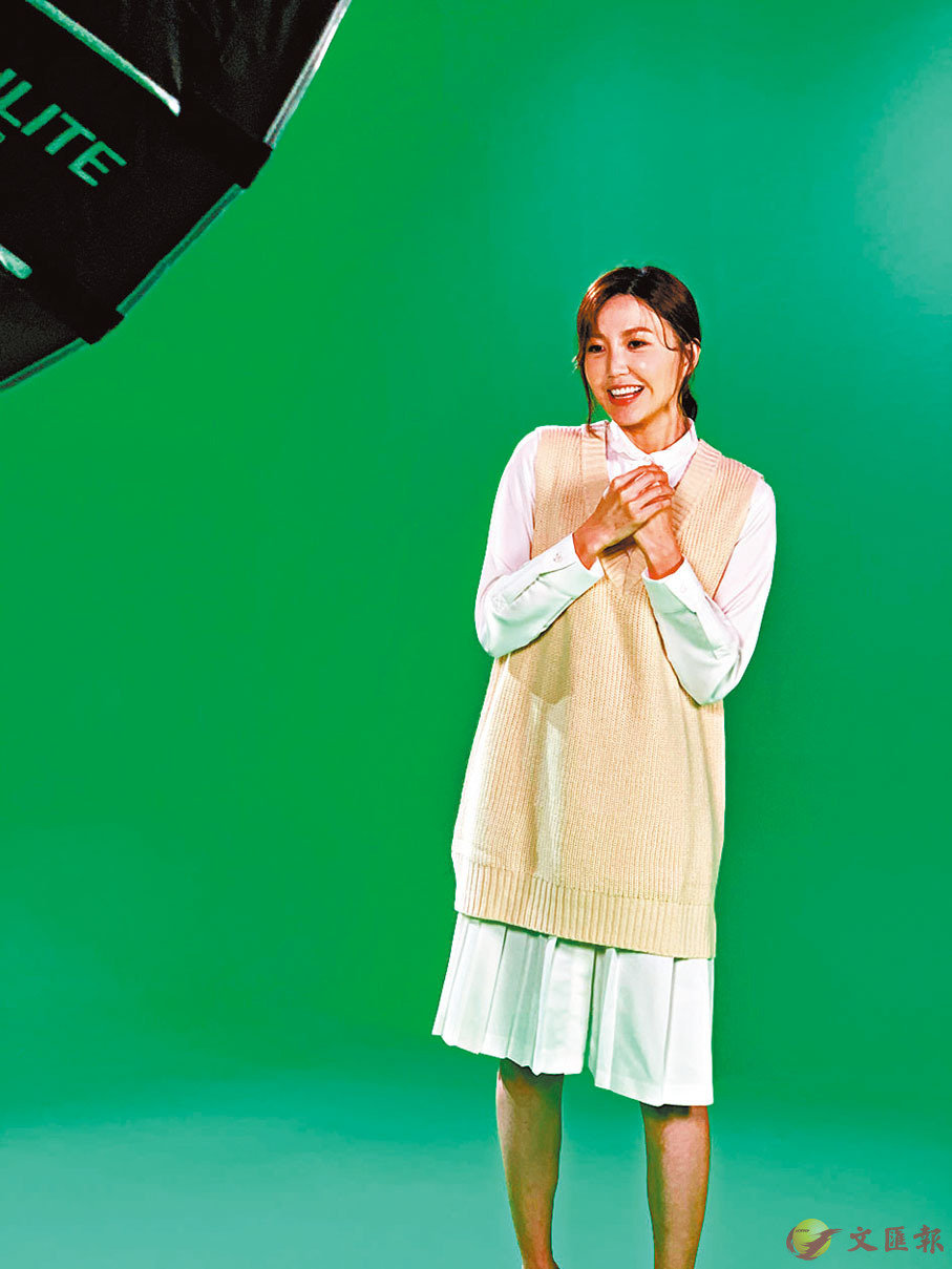 ���d�Y�Ƥ@�ӤH�b����e��Ů�t�W�}���C