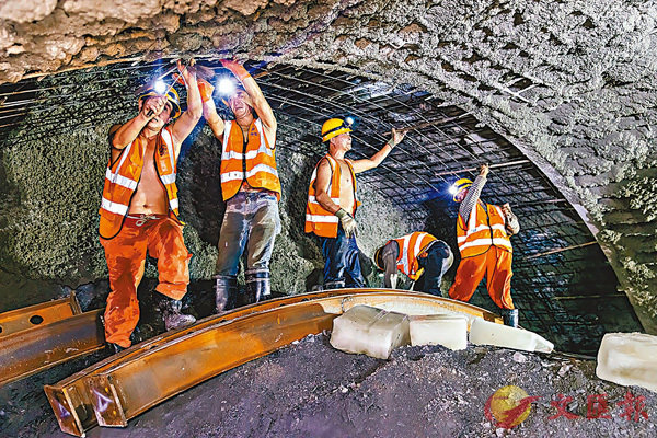 ●建設者在隧道內作業。受訪者供圖