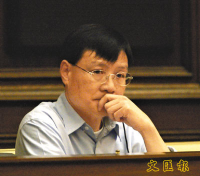 [2004-12-07] 王国兴:合约公务员须调薪