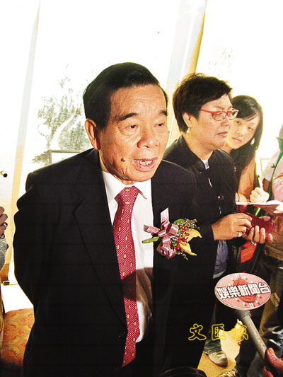 郑裕彤身体健康抱曾孙 - 香港文汇报