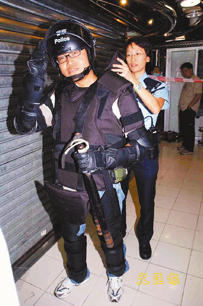 [2005-11-03] 咸碟店员 c刀抵颈拒捕