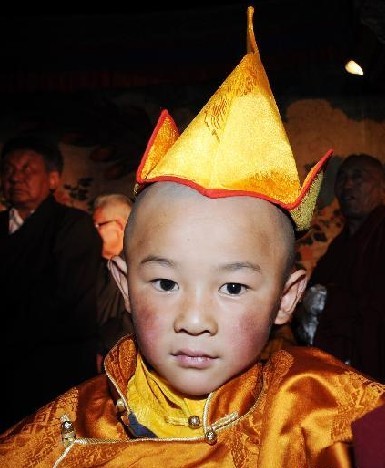 西藏举行第五世德珠活佛转世灵童剃度仪式