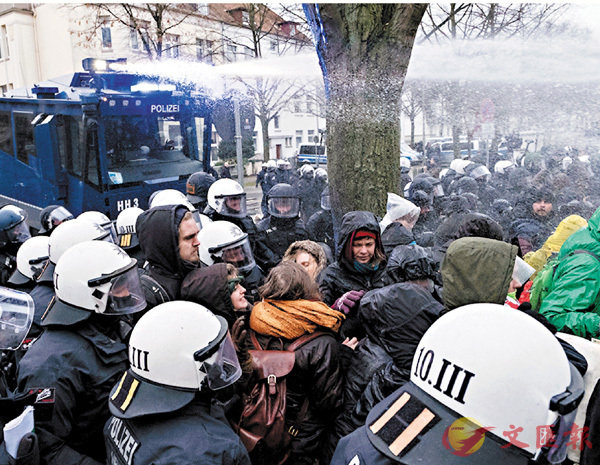 防暴警以水炮驱赶示威者. 美联社