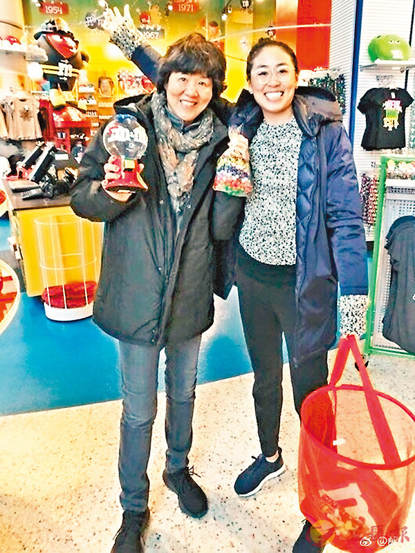 郎平(左)和女儿白浪在纽约相聚. 微博图片