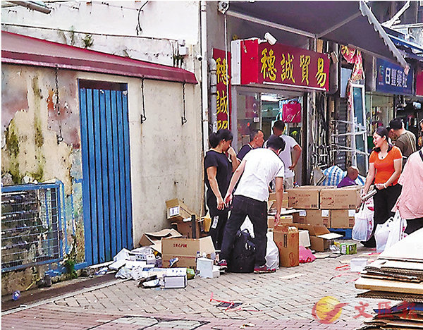 代购者正打包月饼. 香港文汇报记者 摄